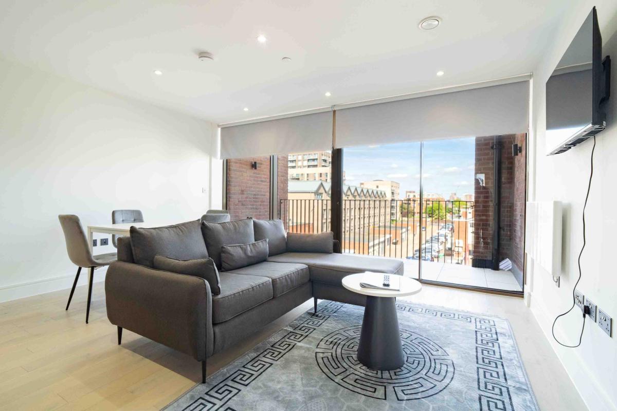 Three Bedrooms Luxuries Apartment, 81 Colts Village C — photo 2